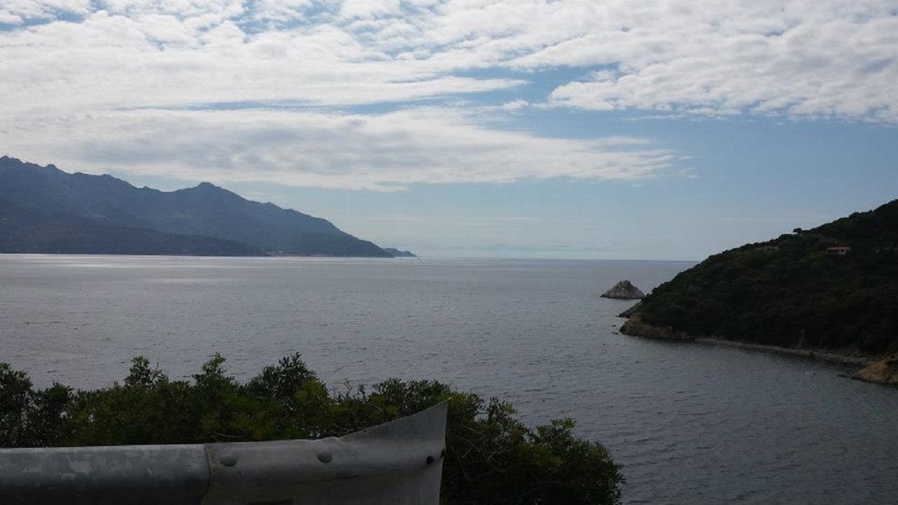 SCENIC VIEW OF CALM SEA AGAINST SKY