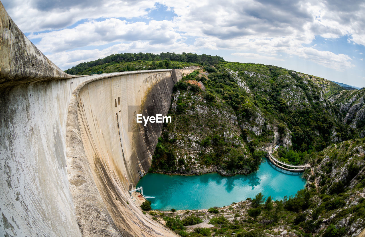 Bimont dam by mountains against sky