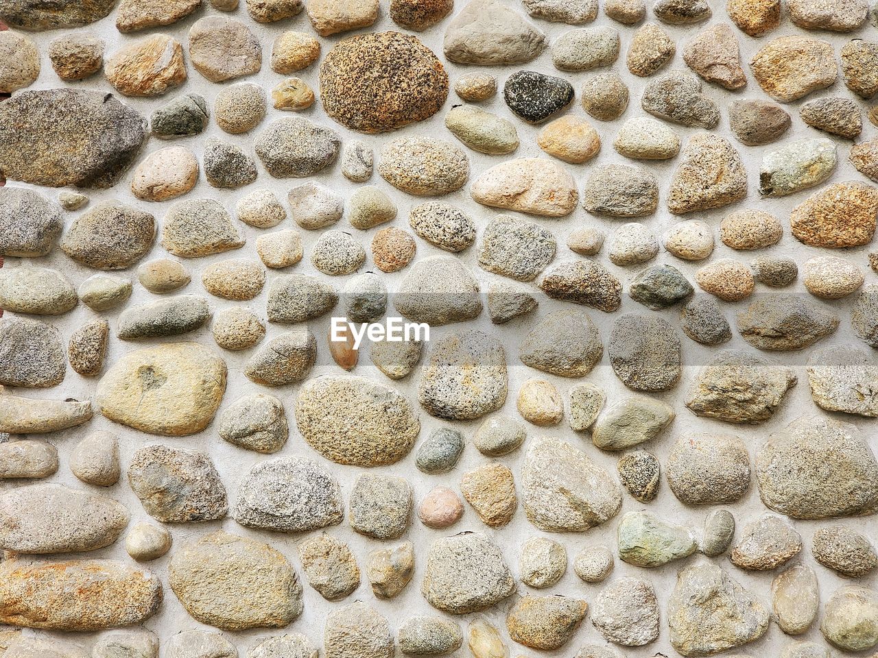 FULL FRAME SHOT OF STONE WALL WITH ROCKS