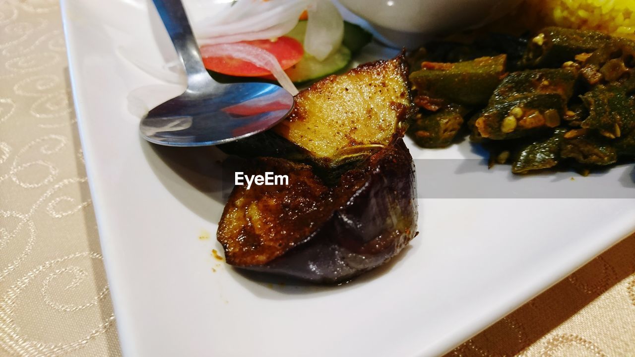 HIGH ANGLE VIEW OF FRESH FOOD IN PLATE