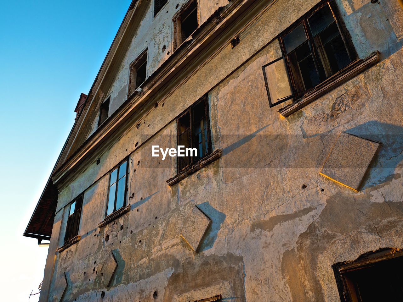 LOW ANGLE VIEW OF BUILDING AGAINST CLEAR SKY