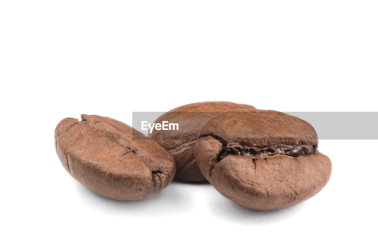 CLOSE-UP OF CHOCOLATE OVER WHITE BACKGROUND