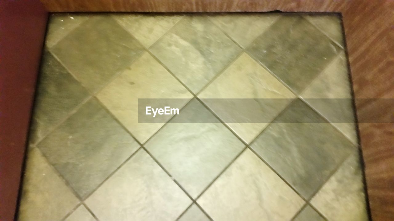 HIGH ANGLE VIEW OF TILED FLOORING