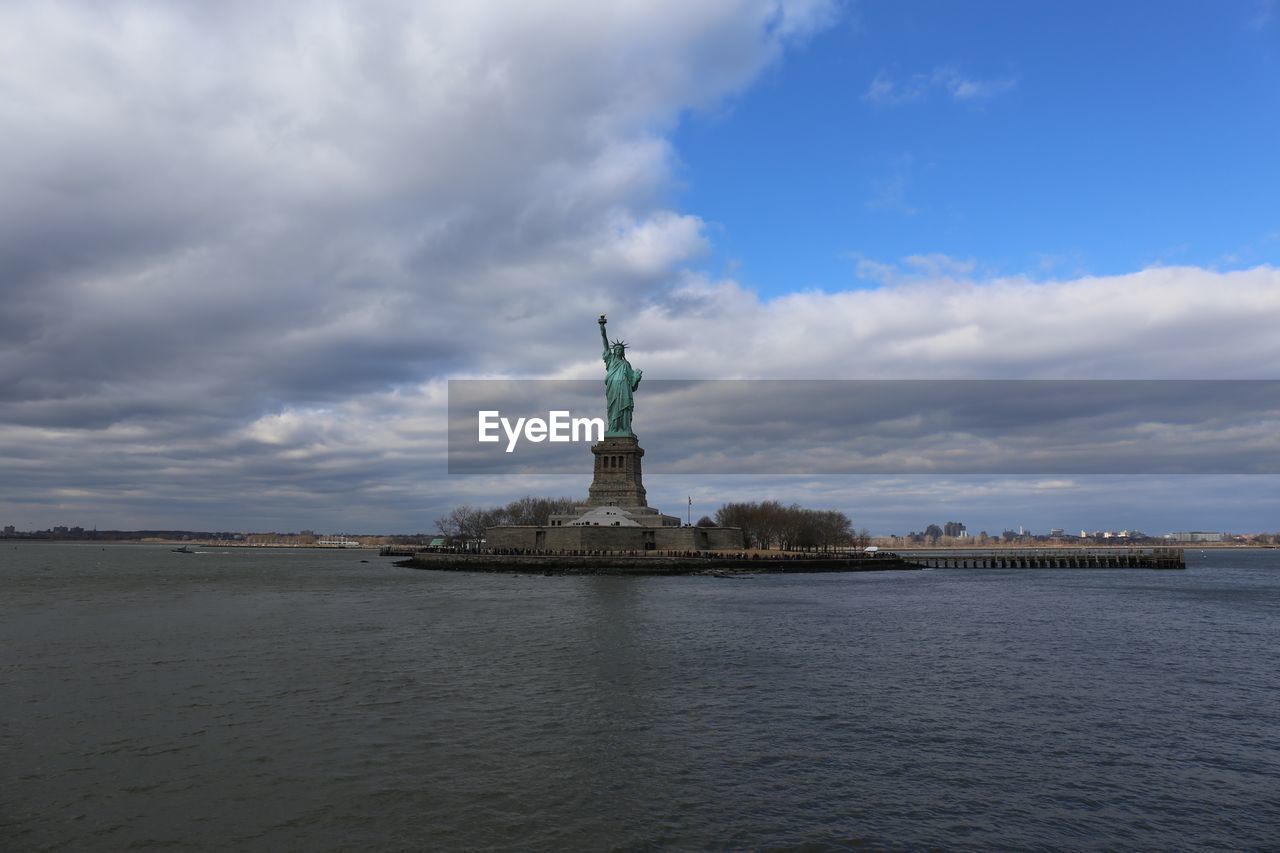 VIEW OF STATUE OF LIBERTY AGAINST SKY