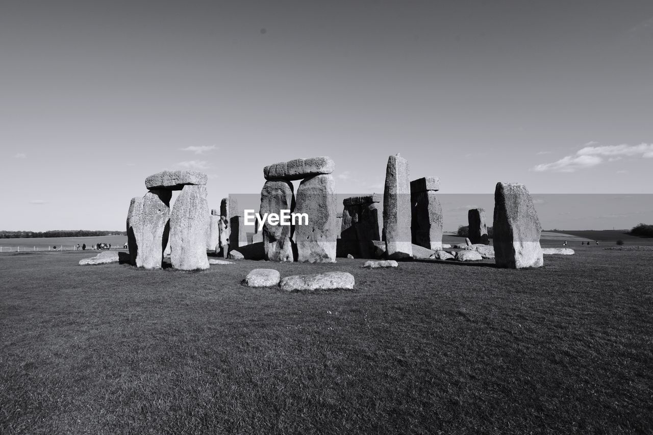 PANORAMIC SHOT OF MONUMENT ON FIELD