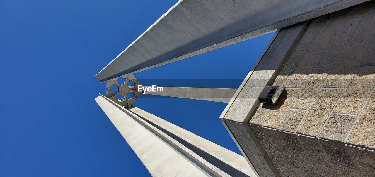 LOW ANGLE VIEW OF BUILDINGS AGAINST BLUE SKY