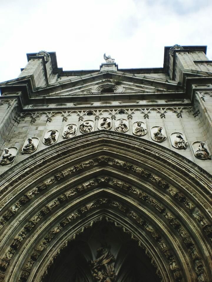 LOW ANGLE VIEW OF HISTORICAL BUILDING