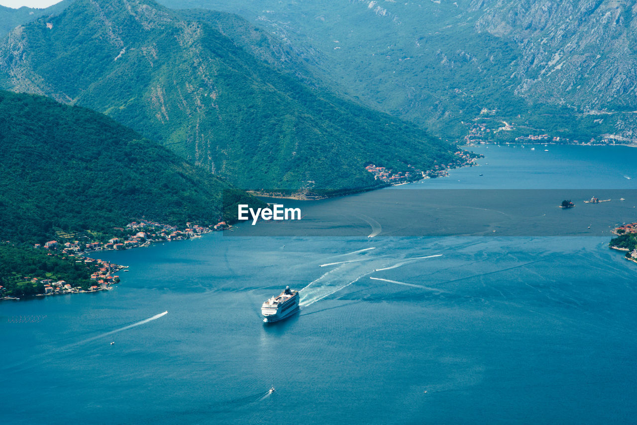 HIGH ANGLE VIEW OF TOURIST ON SEA