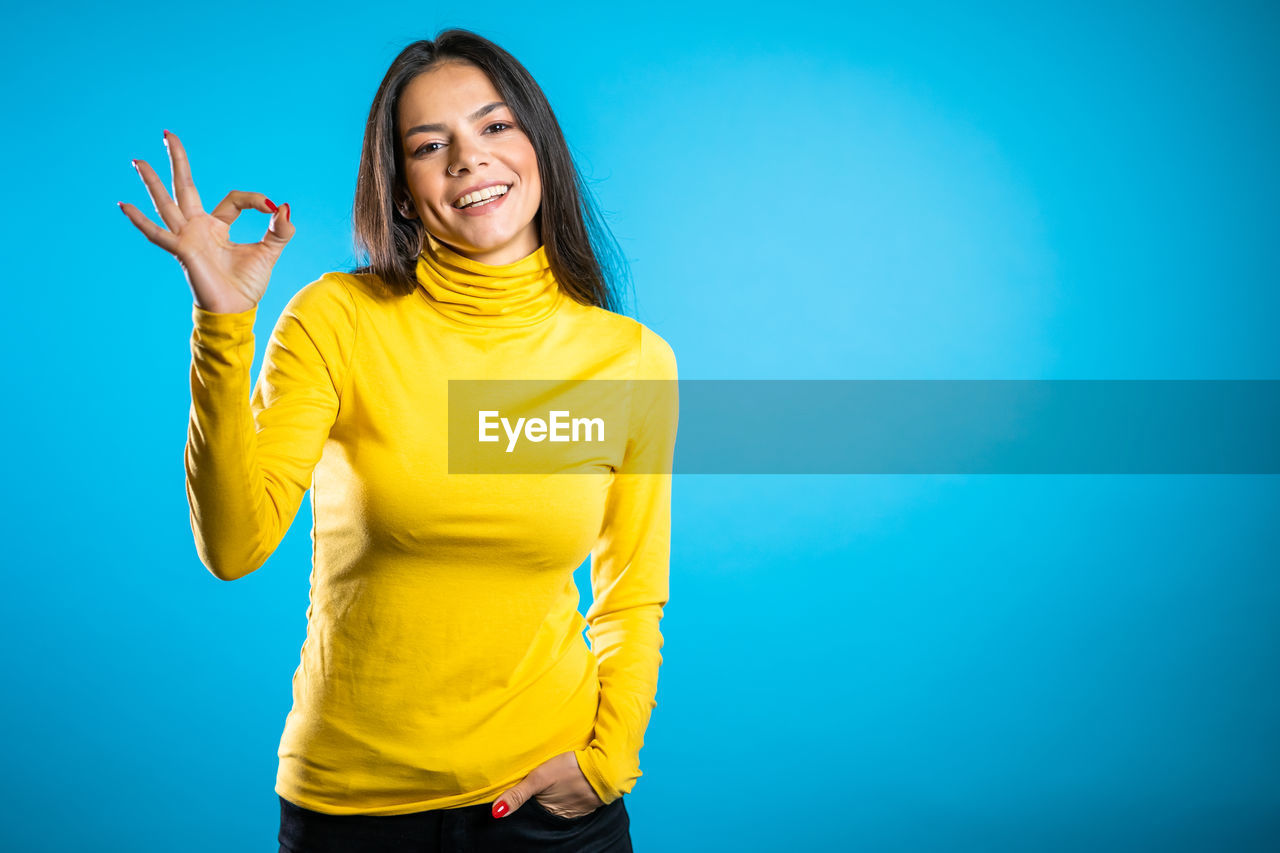 PORTRAIT OF A SMILING YOUNG WOMAN