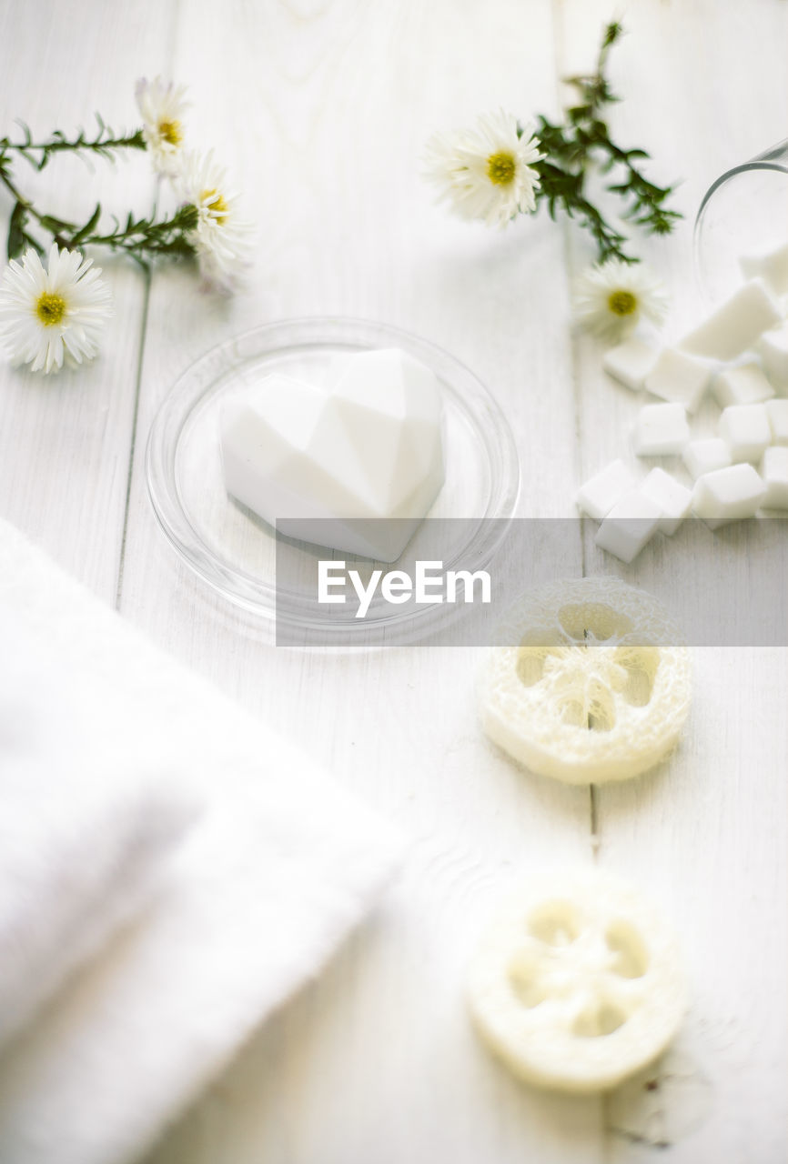 HIGH ANGLE VIEW OF WHITE ROSES IN VASE