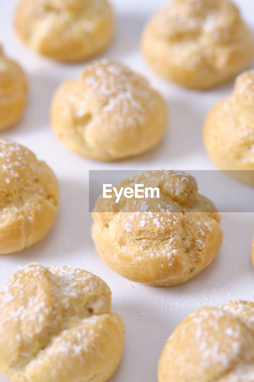 HIGH ANGLE VIEW OF COOKIES IN PLATE