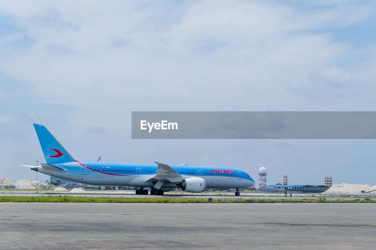 VIEW OF AIRPORT RUNWAY AGAINST SKY