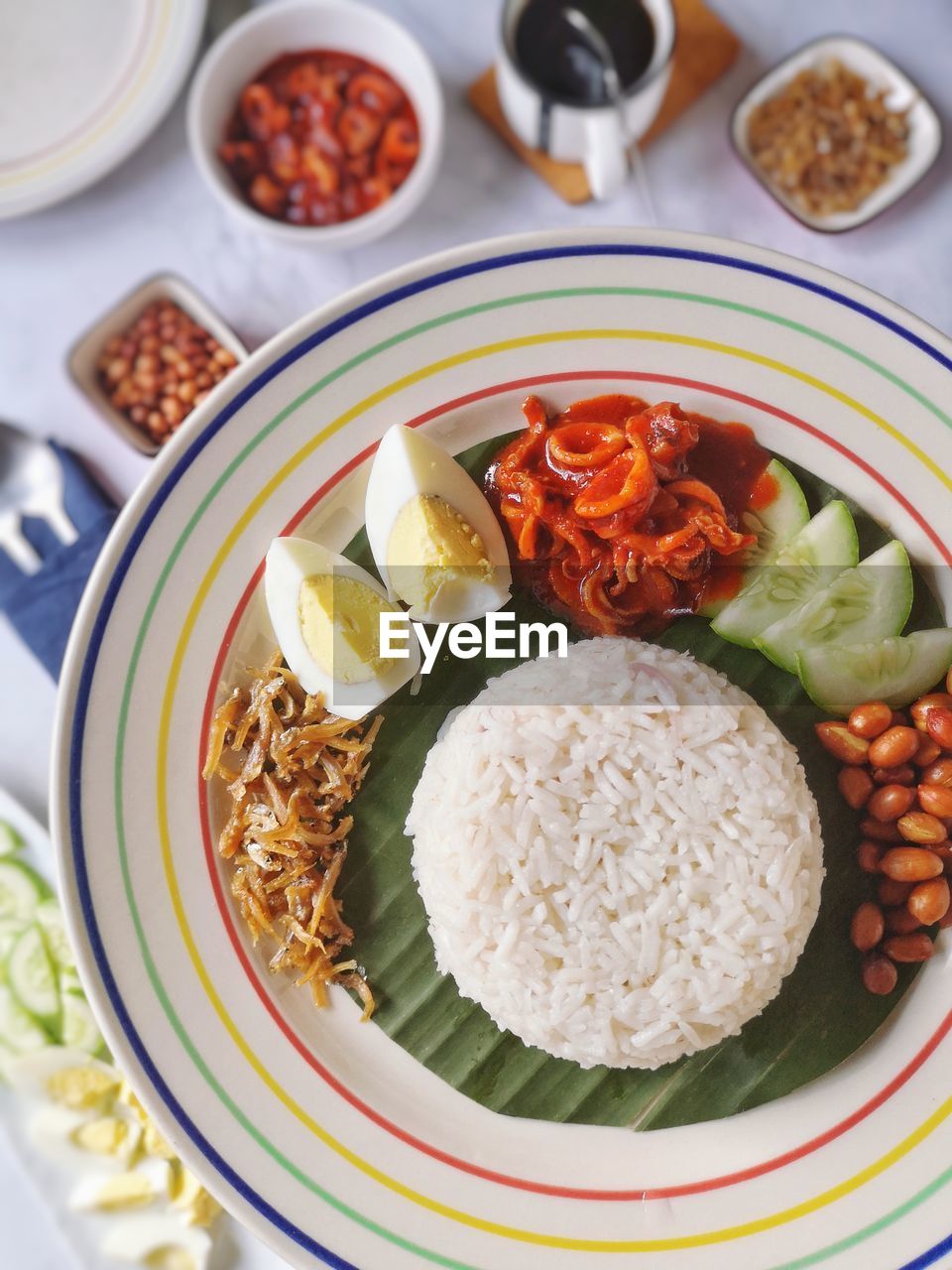 HIGH ANGLE VIEW OF FOOD ON TABLE