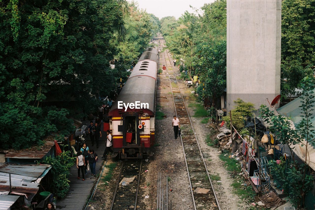 HIGH ANGLE VIEW OF TRAIN ON RAILROAD TRACKS