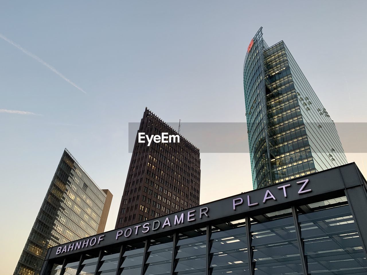 LOW ANGLE VIEW OF MODERN BUILDINGS AGAINST SKY IN CITY