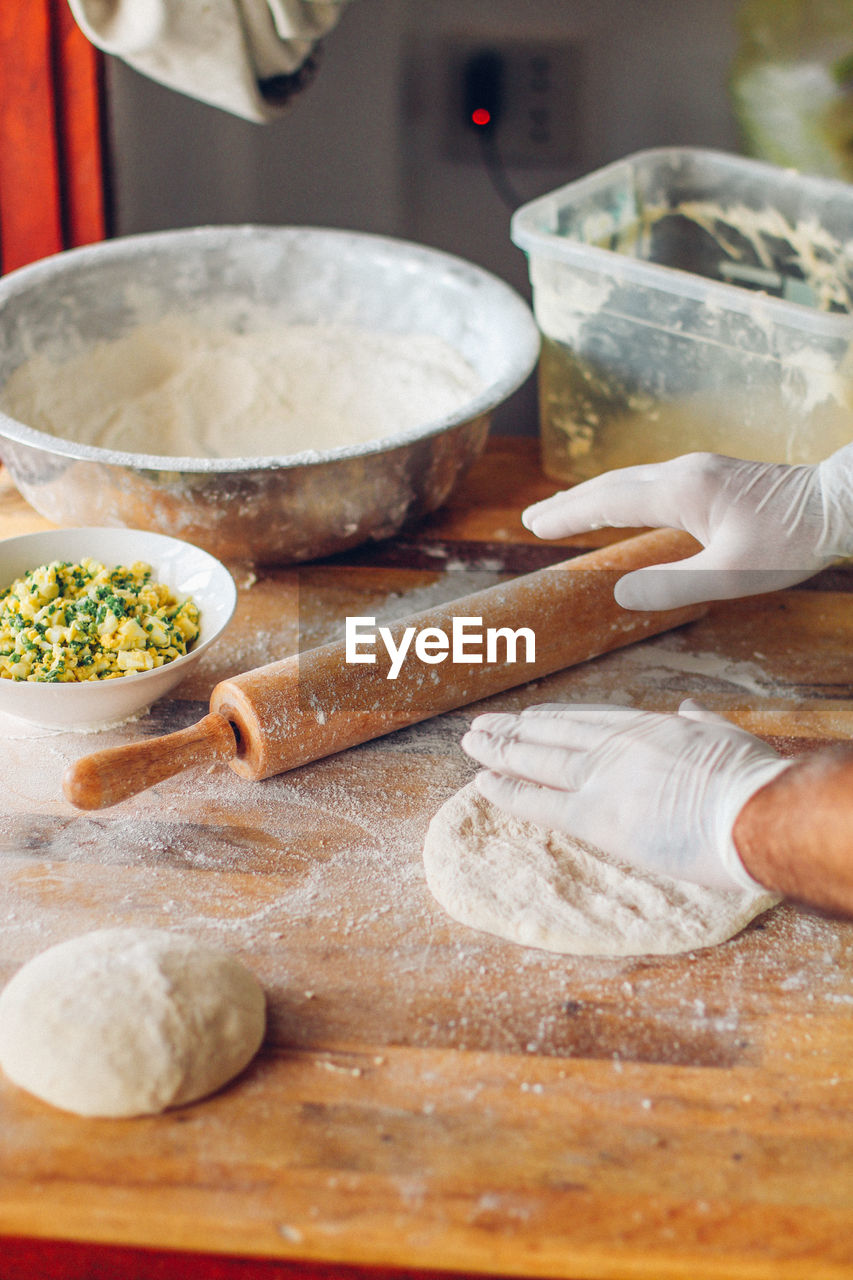 CLOSE-UP OF HAND HOLDING FOOD