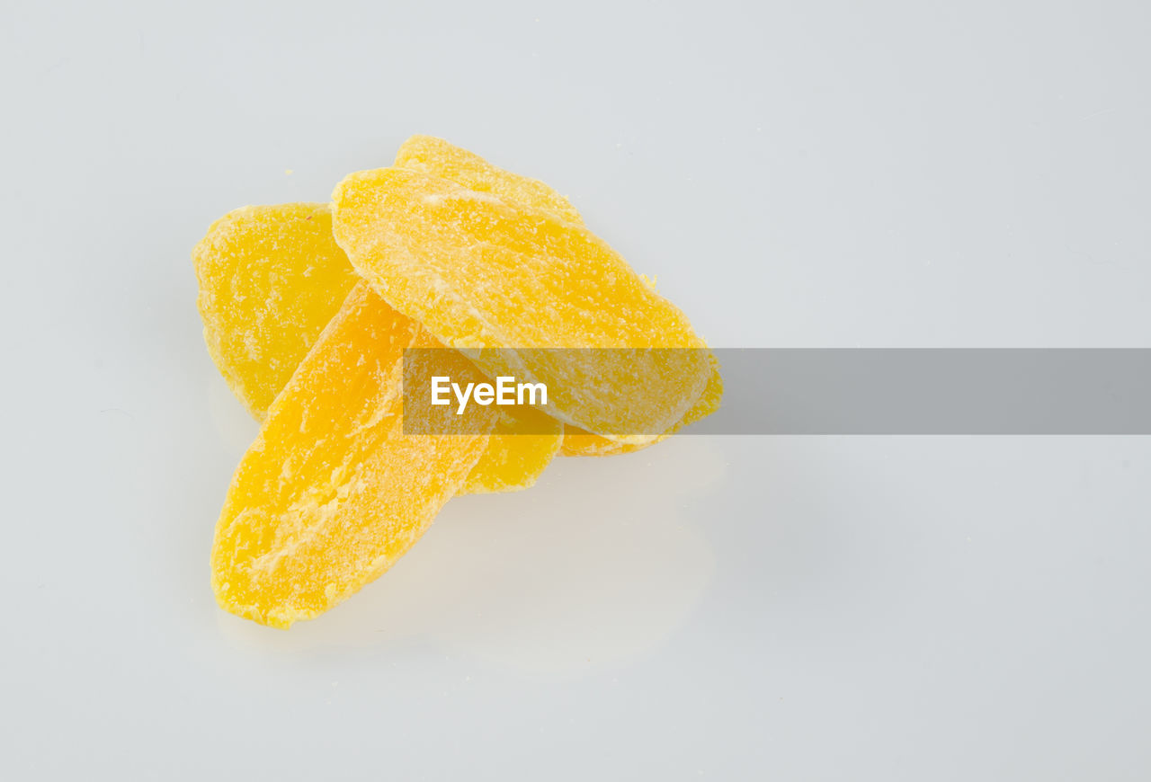 CLOSE UP OF YELLOW LEMON