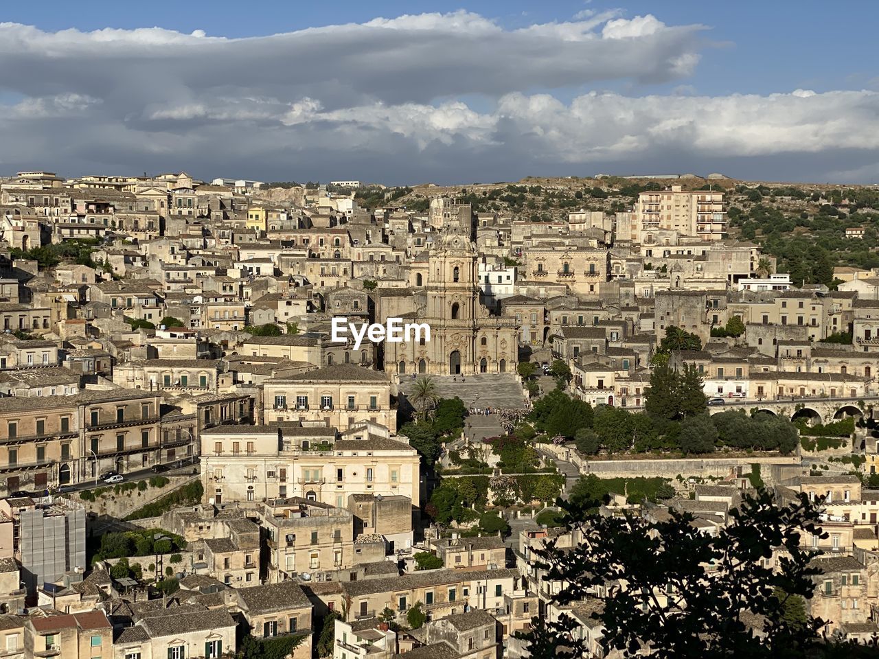 AERIAL VIEW OF TOWNSCAPE AGAINST SKY