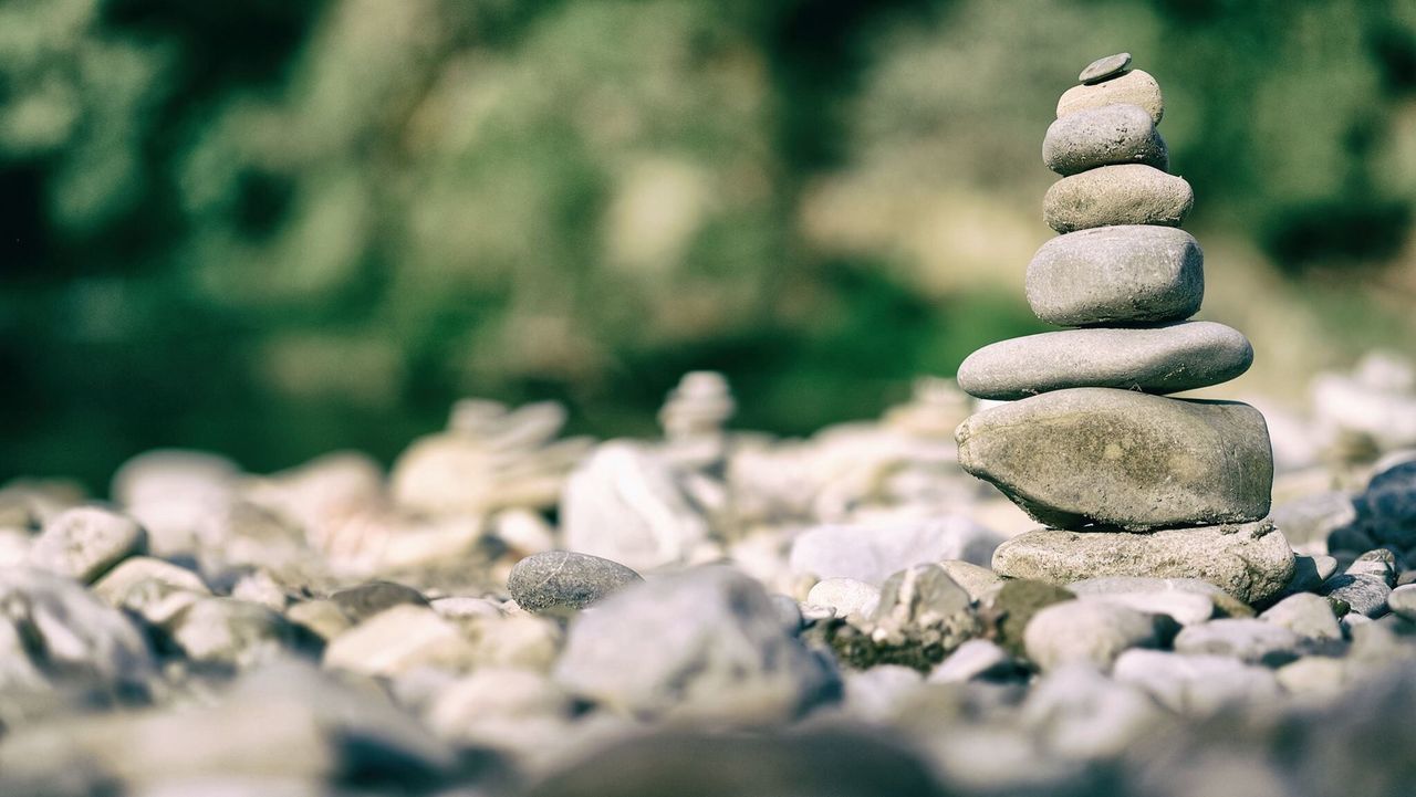 CLOSE-UP OF PEBBLES ON ROCKS