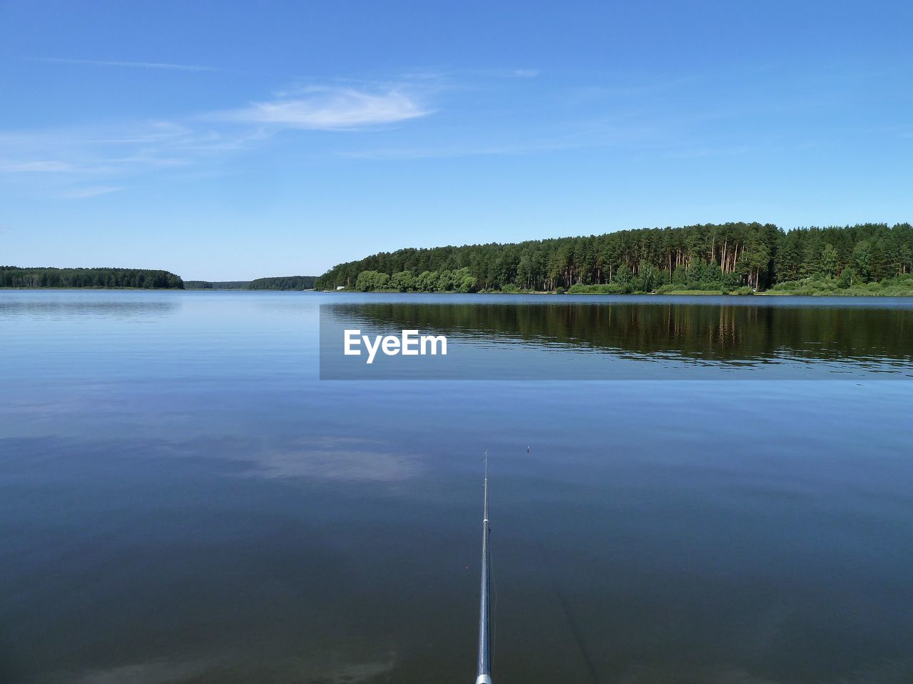 IDYLLIC VIEW OF LAKE AGAINST BLUE SKY