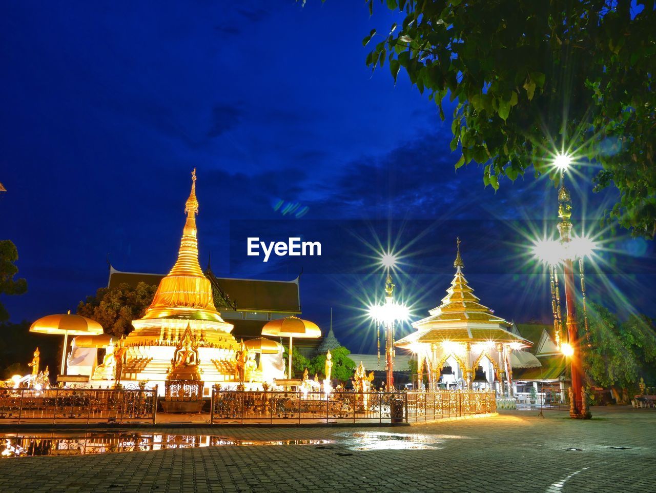 ILLUMINATED TRADITIONAL BUILDING AT NIGHT