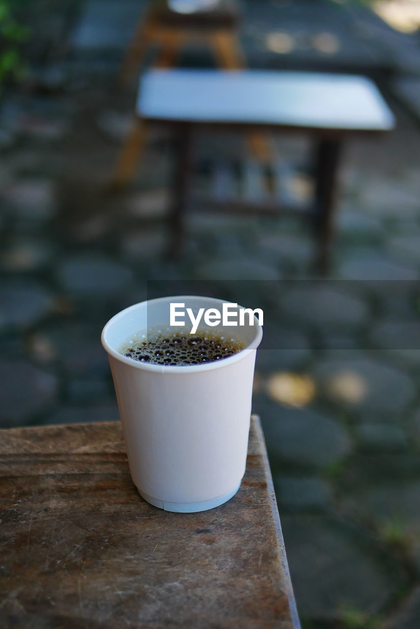 HIGH ANGLE VIEW OF COFFEE CUP ON TABLE