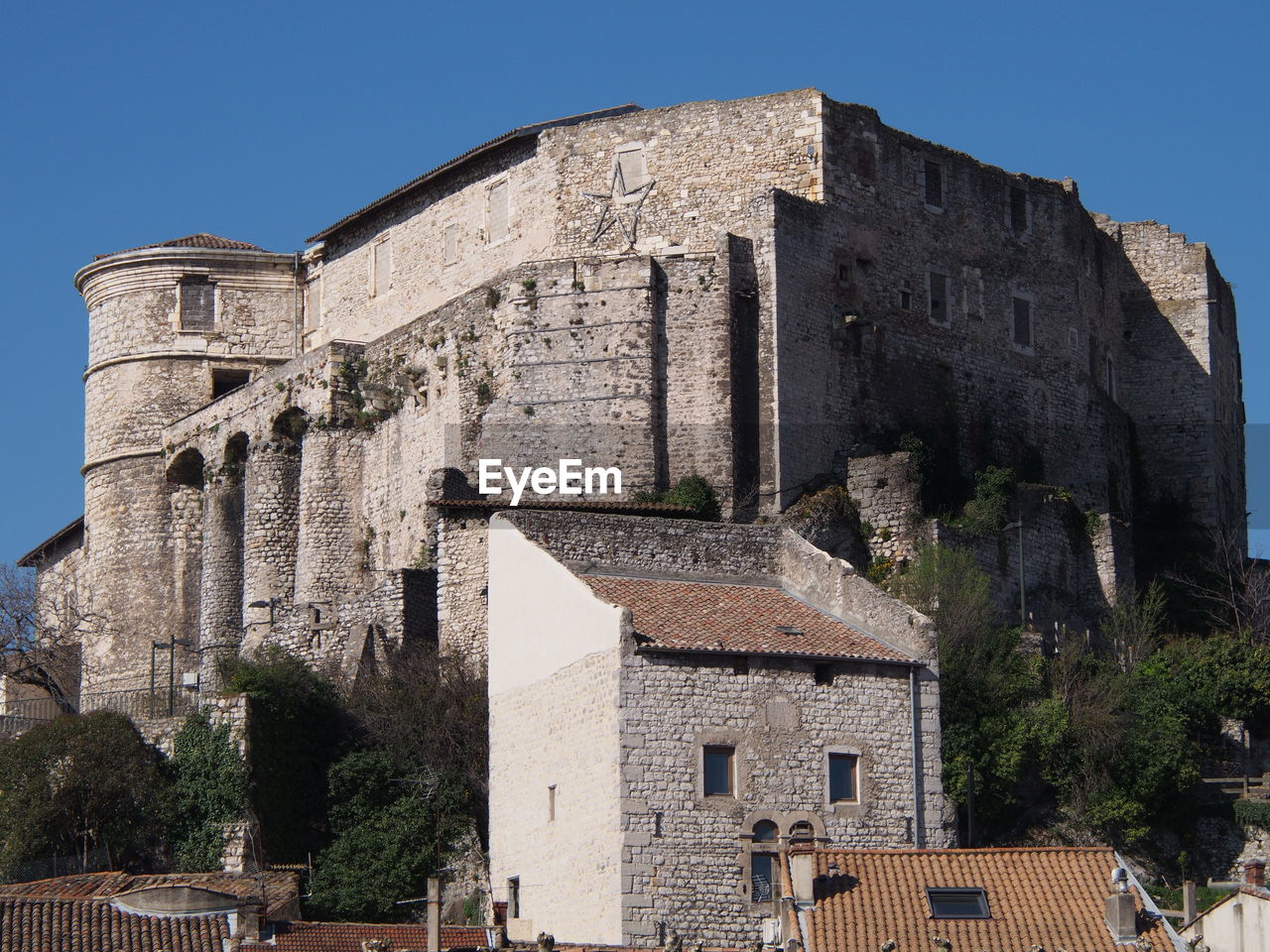 LOW ANGLE VIEW OF HISTORICAL BUILDING AGAINST CLEAR BLUE SKY