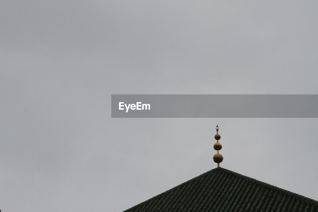 LOW ANGLE VIEW OF BUILDING ROOF AGAINST SKY