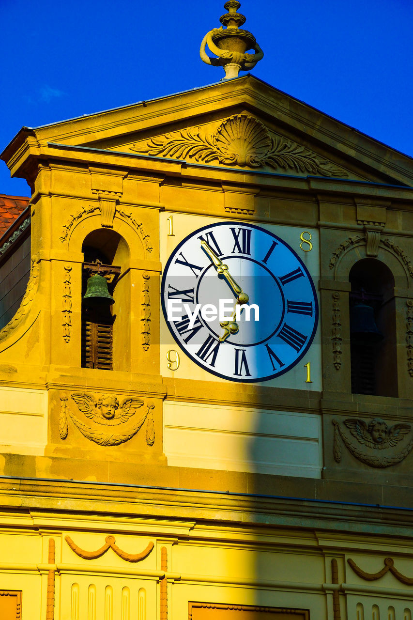 CLOSE-UP LOW ANGLE VIEW OF CLOCK TOWER AGAINST SKY