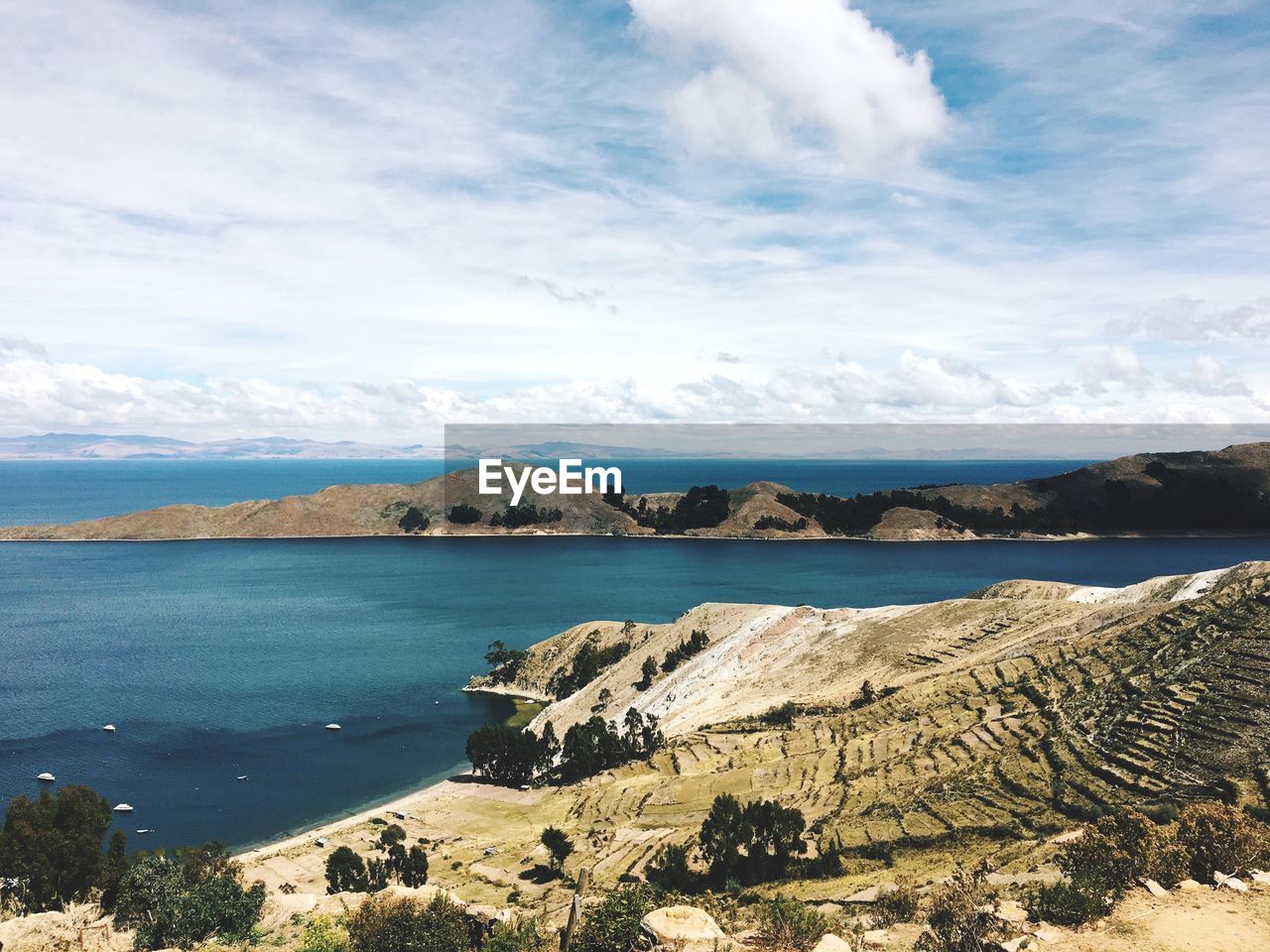 SCENIC VIEW OF SEA BY MOUNTAINS AGAINST SKY