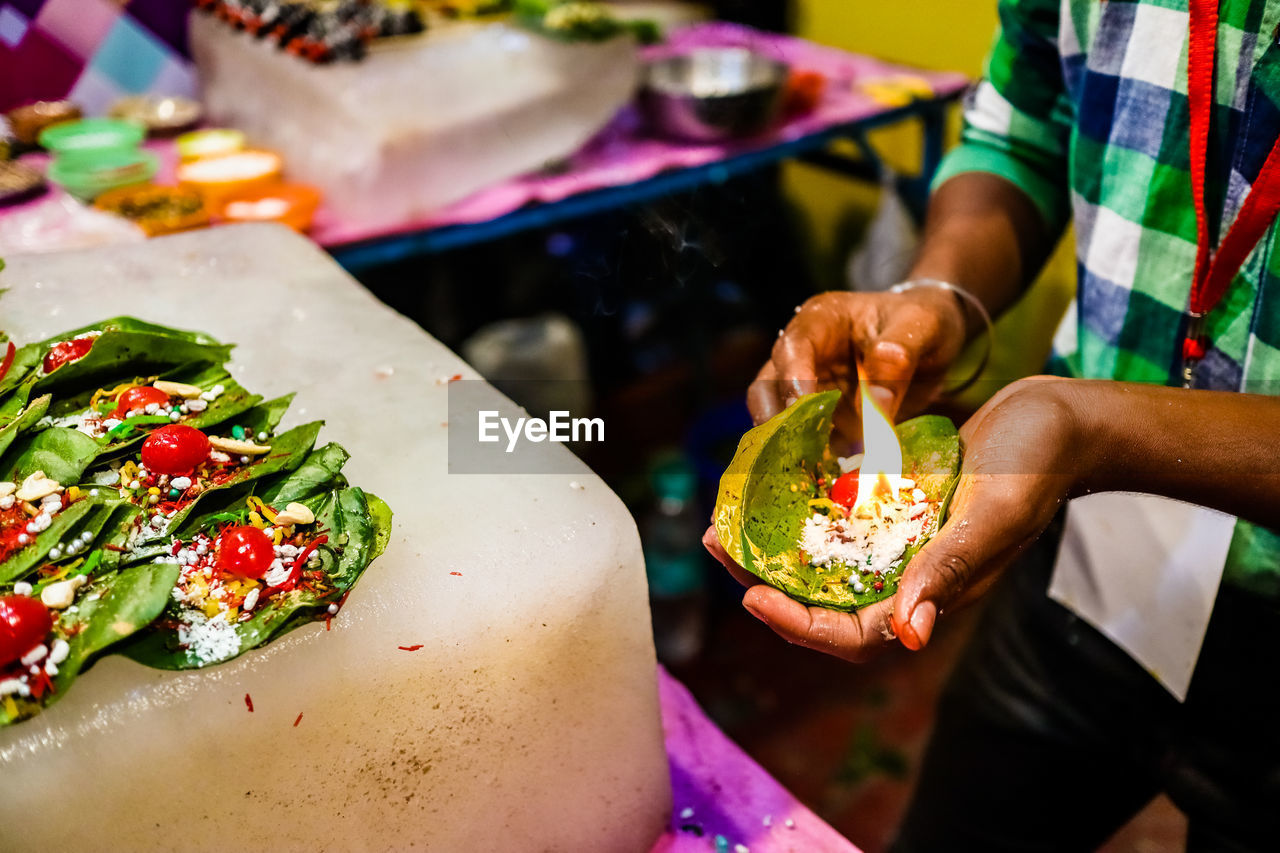 MIDSECTION OF WOMAN HOLDING FRESH VEGETABLES