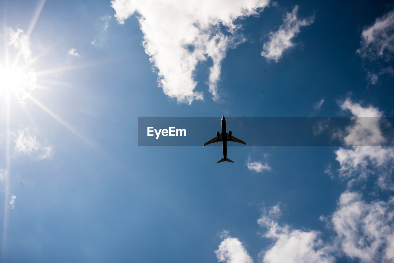 LOW ANGLE VIEW OF AIRPLANE FLYING AGAINST SKY