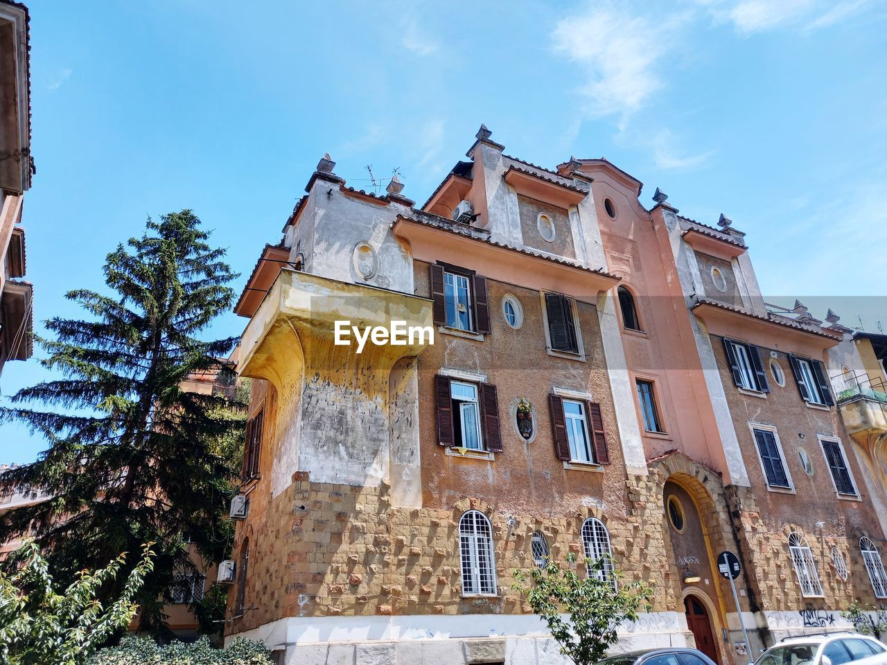 LOW ANGLE VIEW OF OLD BUILDING