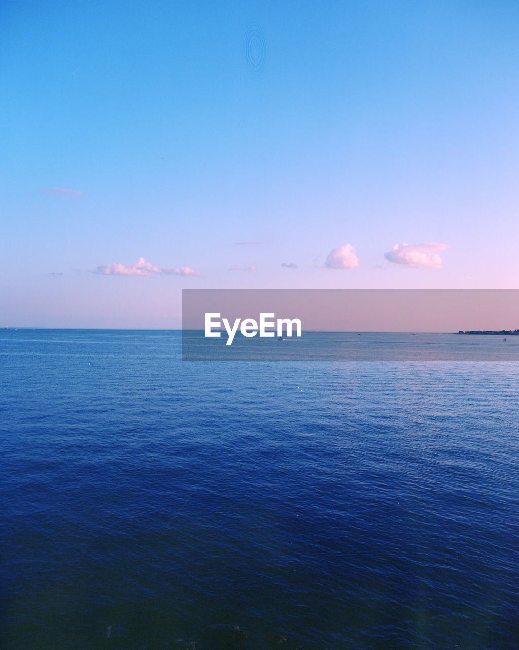 SCENIC VIEW OF SEASCAPE AGAINST SKY DURING SUNSET