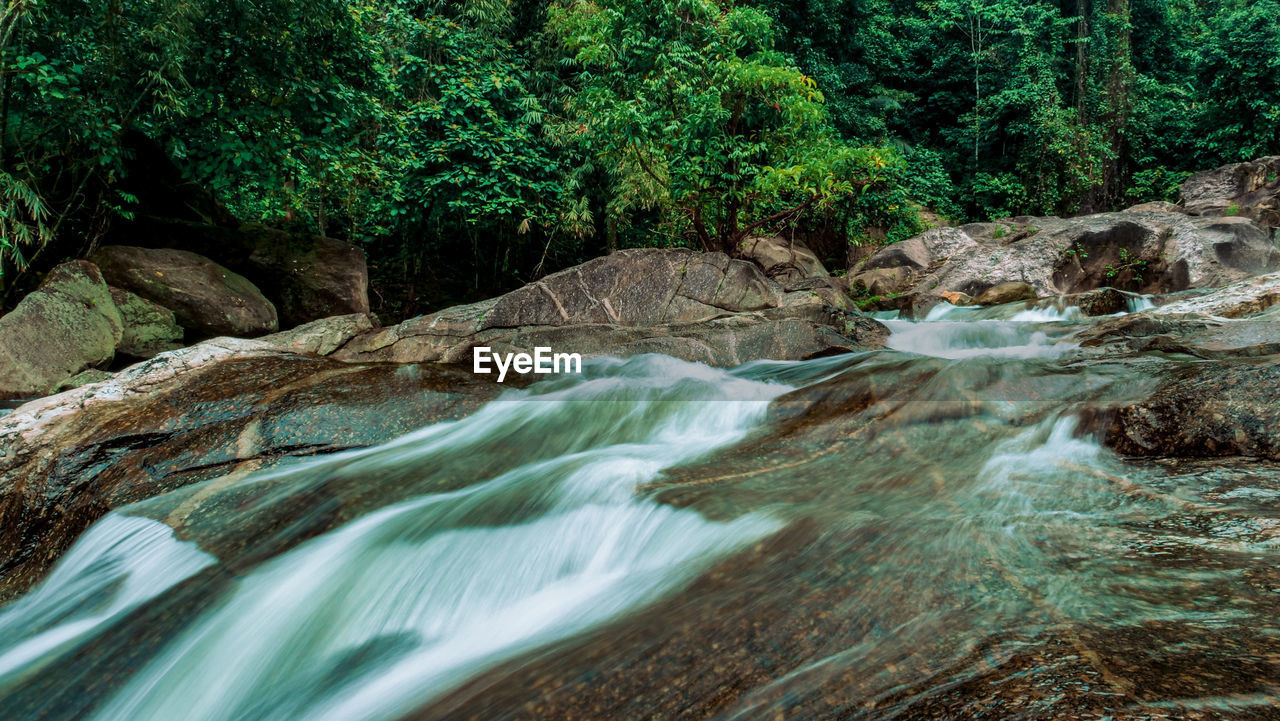 SCENIC VIEW OF STREAM FLOWING THROUGH ROCKS