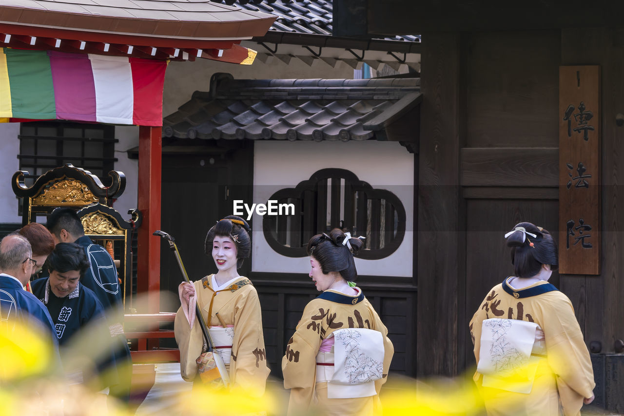 GROUP OF PEOPLE STANDING OUTSIDE BUILDING