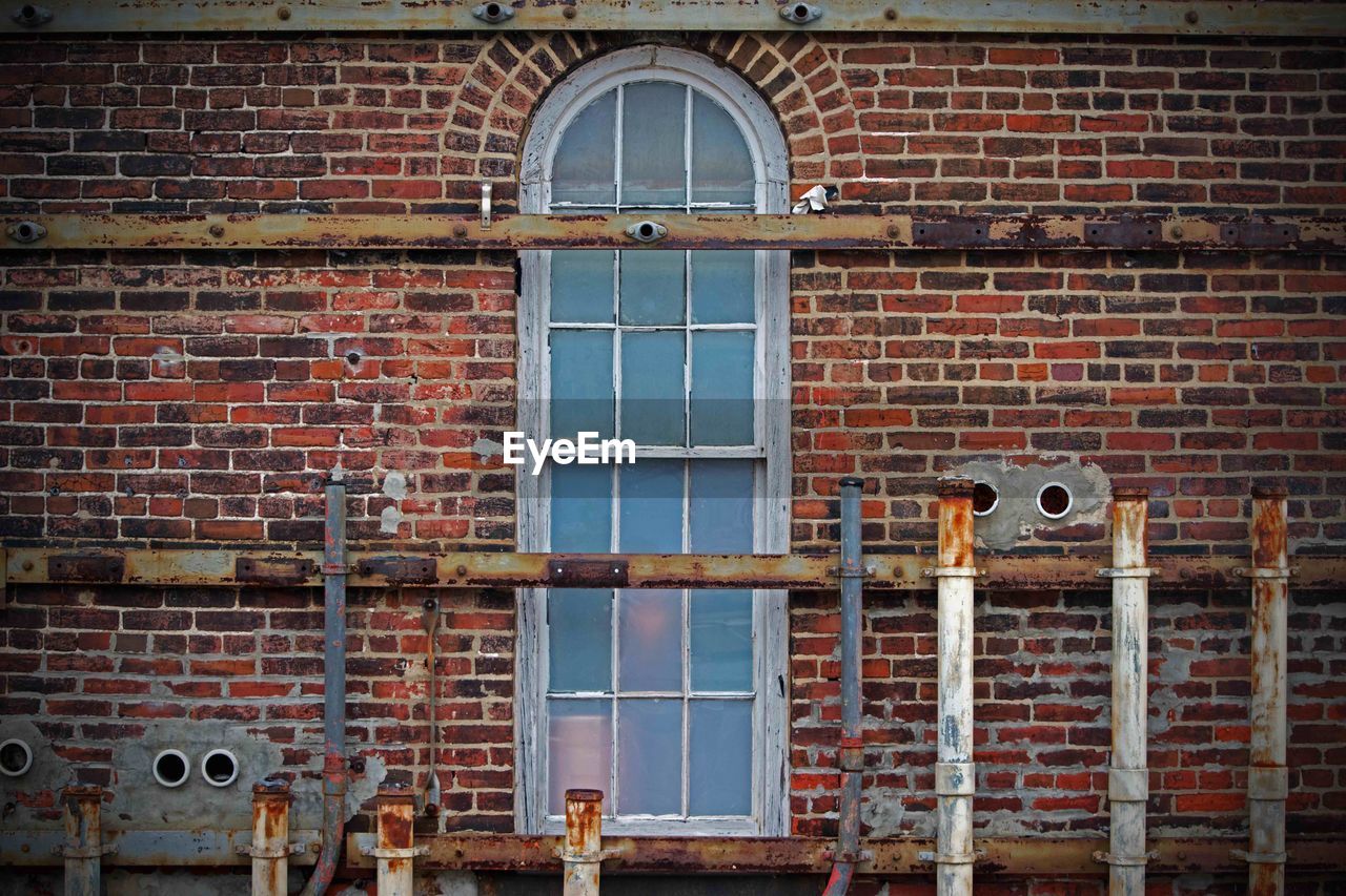 FULL FRAME SHOT OF BRICK WALL WITH WINDOW