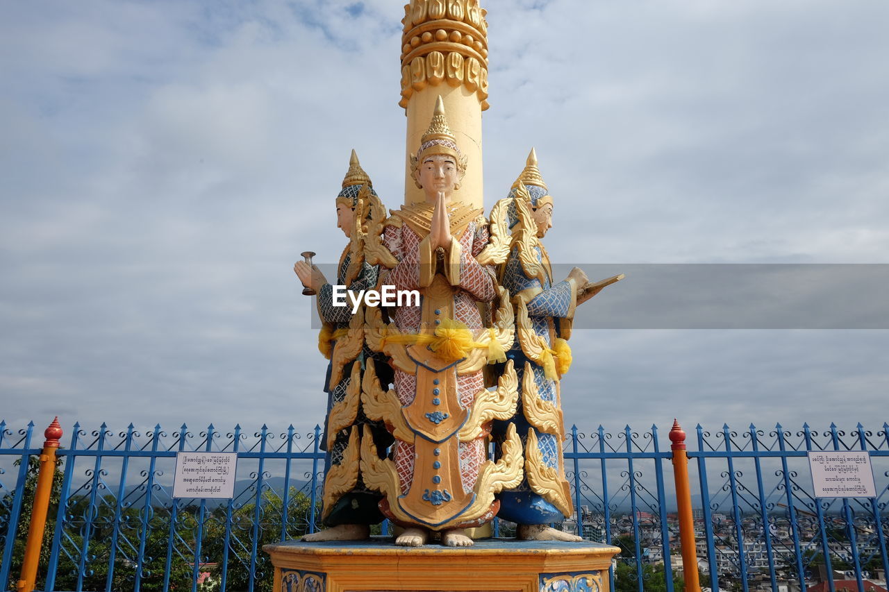 LOW ANGLE VIEW OF STATUES AGAINST BUILDING