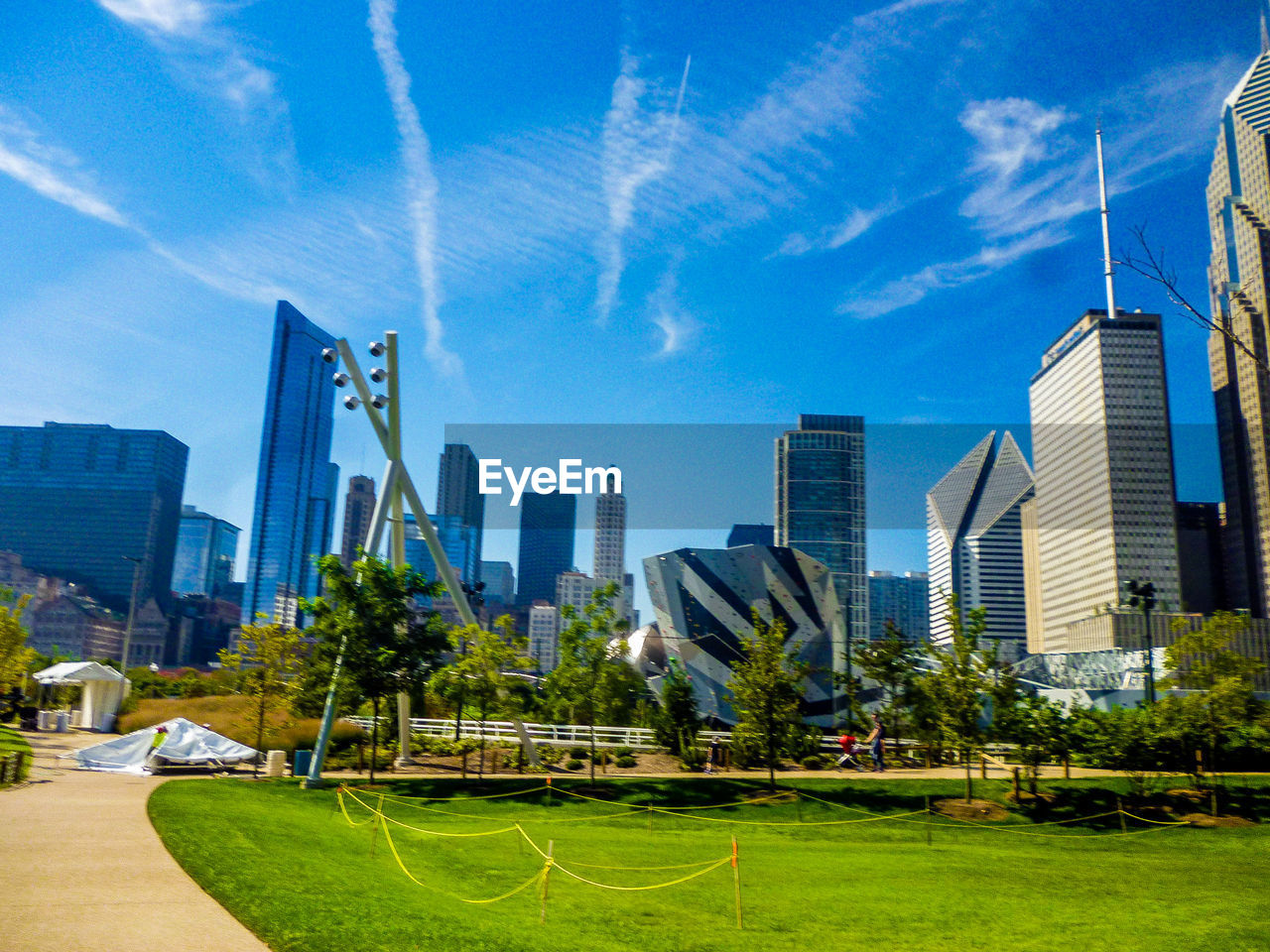 LOW ANGLE VIEW OF SKYSCRAPERS IN CITY