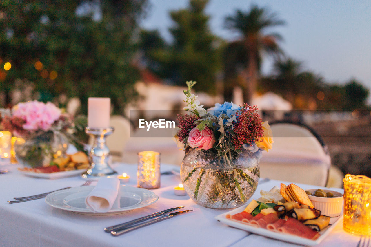 VIEW OF FOOD SERVED ON TABLE IN POT