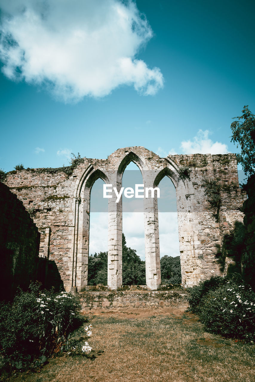 LOW ANGLE VIEW OF CASTLE AGAINST SKY