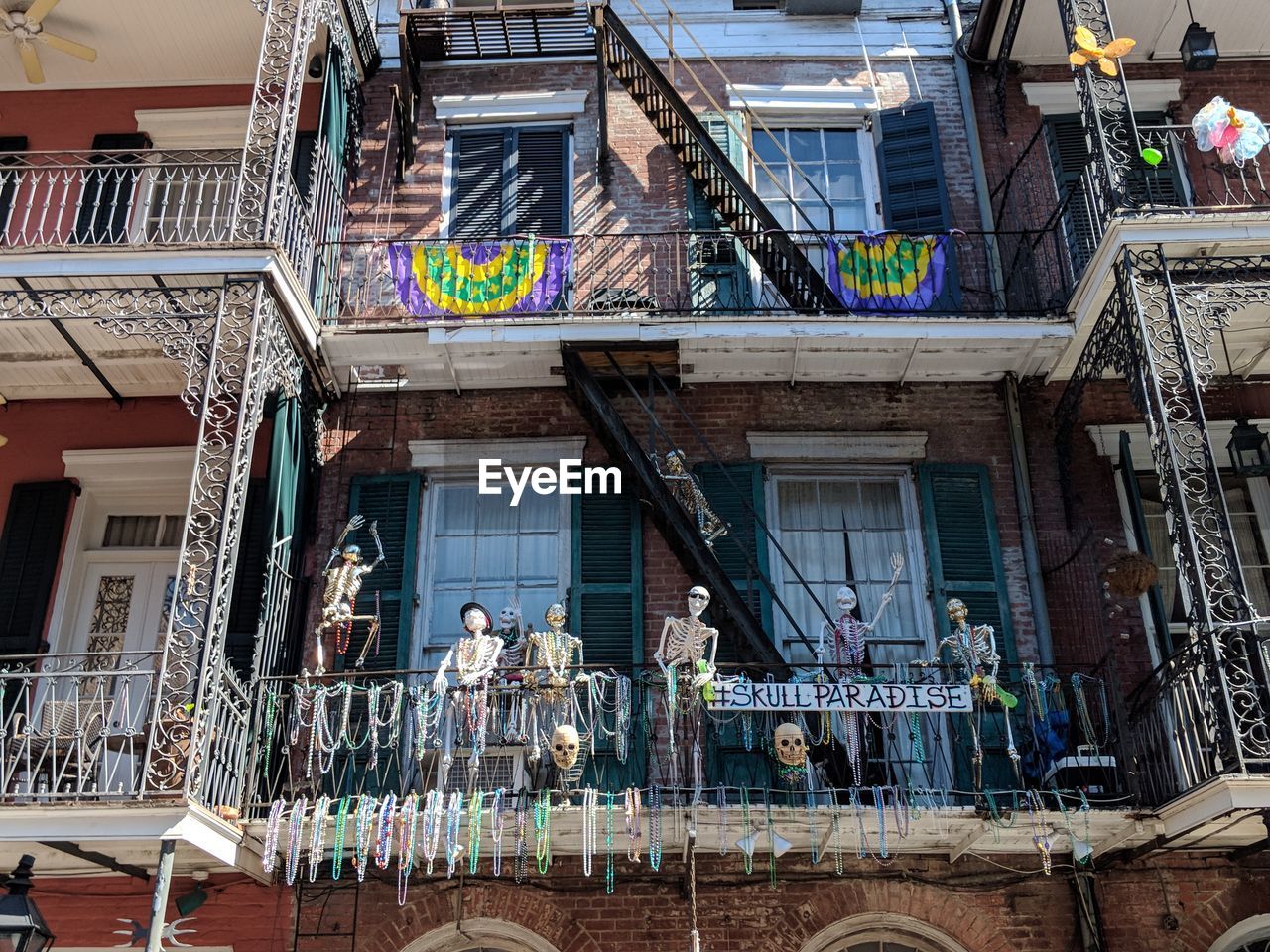 LOW ANGLE VIEW OF BUILDING SEEN THROUGH BALCONY