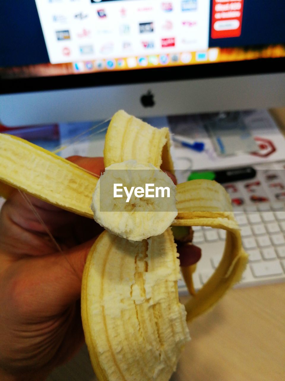 CLOSE-UP OF HAND HOLDING APPLE