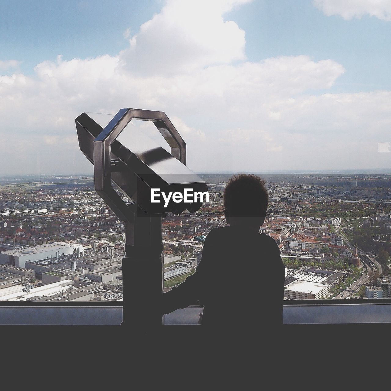 SILHOUETTE OF WOMAN LOOKING AT CITYSCAPE AGAINST CLEAR SKY