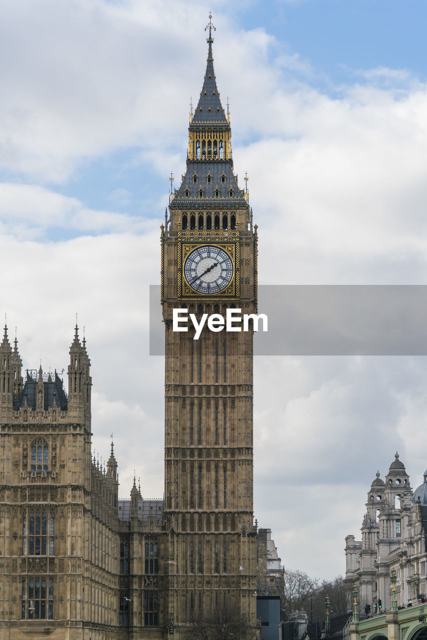 LOW ANGLE VIEW OF CLOCK TOWER IN CITY