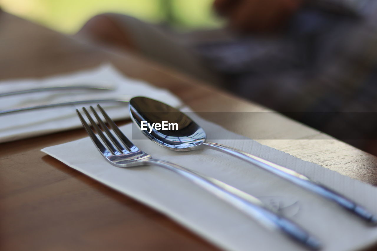 HIGH ANGLE VIEW OF HUMAN HAND ON TABLE