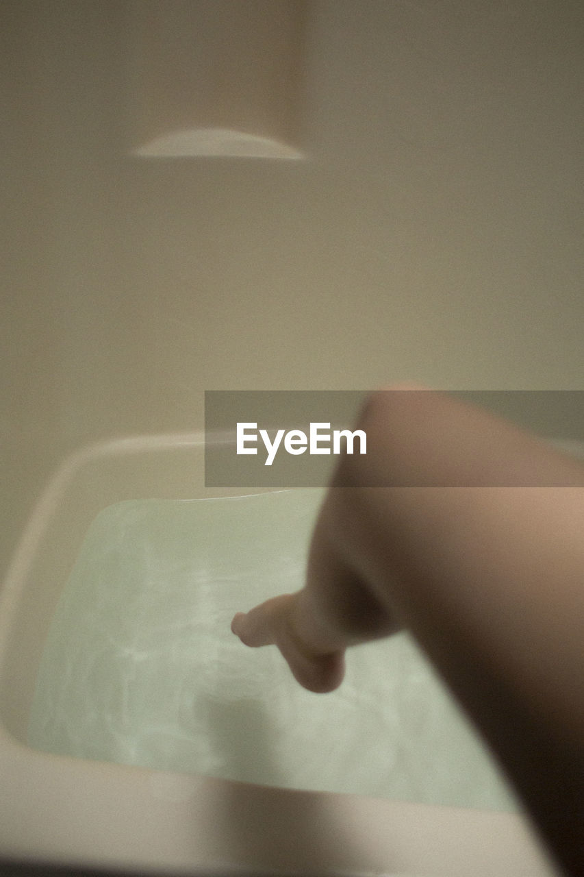 white, hand, one person, indoors, light, adult, lighting, finger, bathtub, close-up, holding, hygiene