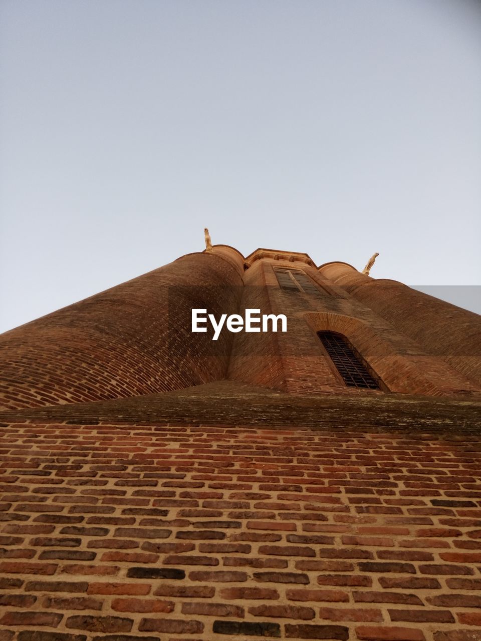 LOW ANGLE VIEW OF BUILT STRUCTURE AGAINST CLEAR SKY