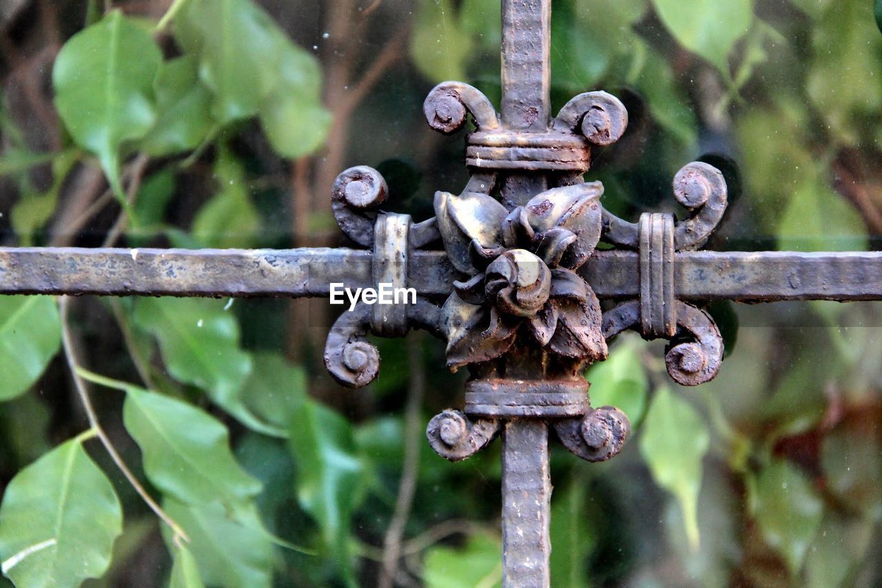 CLOSE-UP OF RUSTY CHAIN
