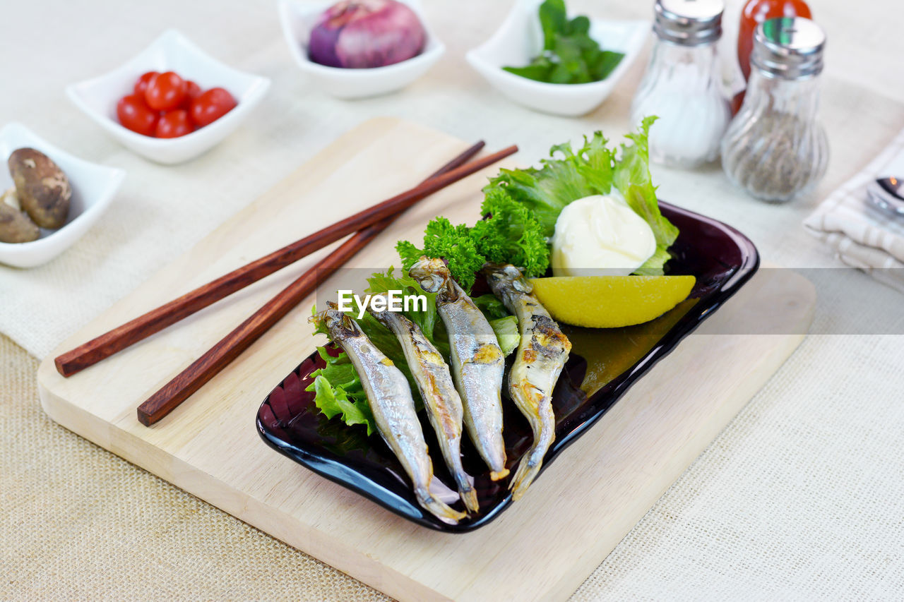 HIGH ANGLE VIEW OF VEGETABLES ON TABLE